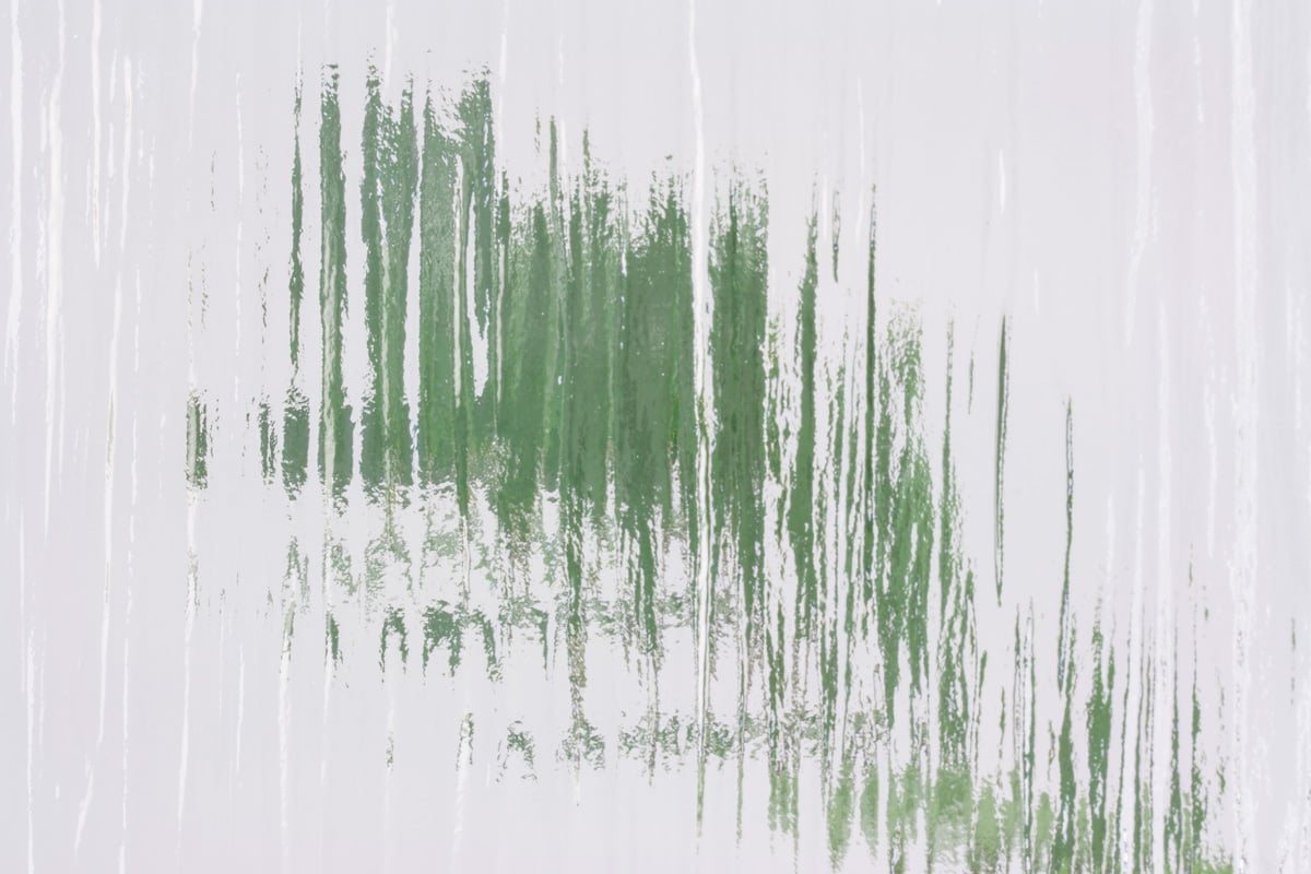 Strukturerat Cotswold-glas med ojämnt mönster som ger insynsskydd.