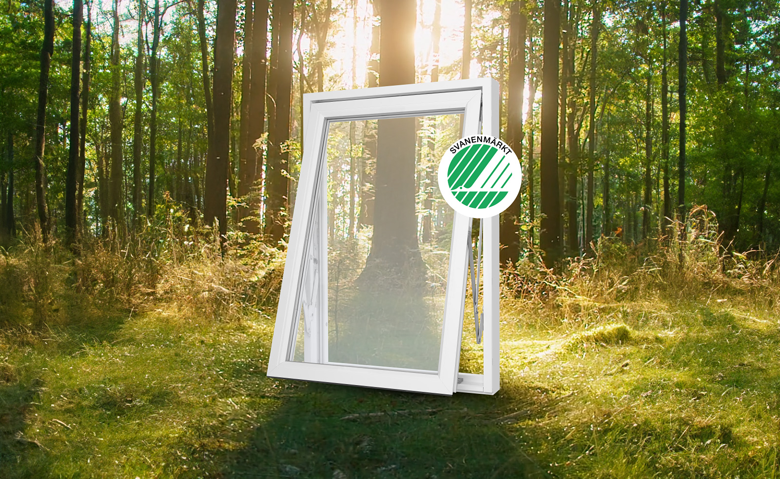 Fönster i skogsmiljö med Svanenmärkning som symbol för hållbarhet.