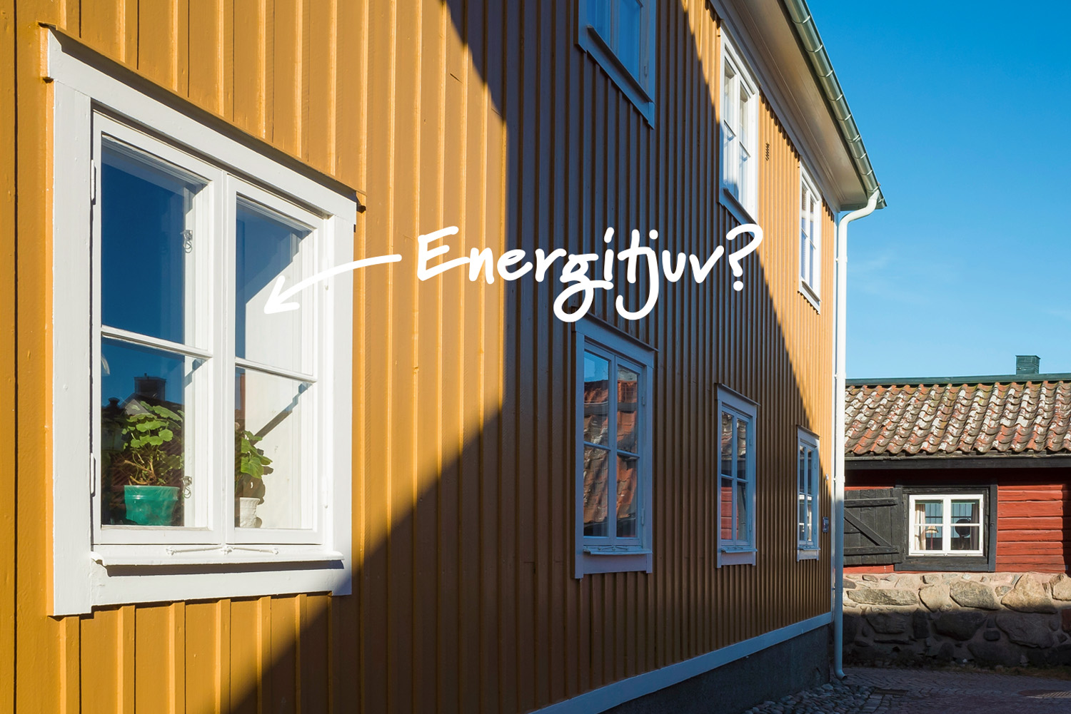 Gult trähus med fönster i solljus och texten “Energitjuv?” som pekar mot ett fönster.